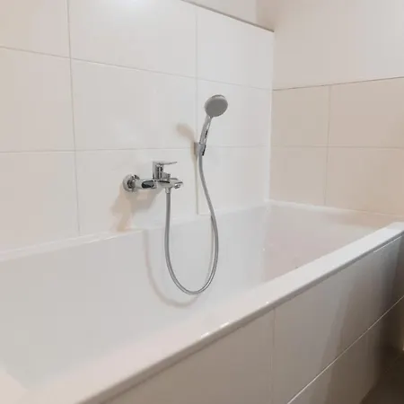 Bergsonne Mit Sonnenbalkon Und Tiefgaragen Parkplatz * Bad Ischl